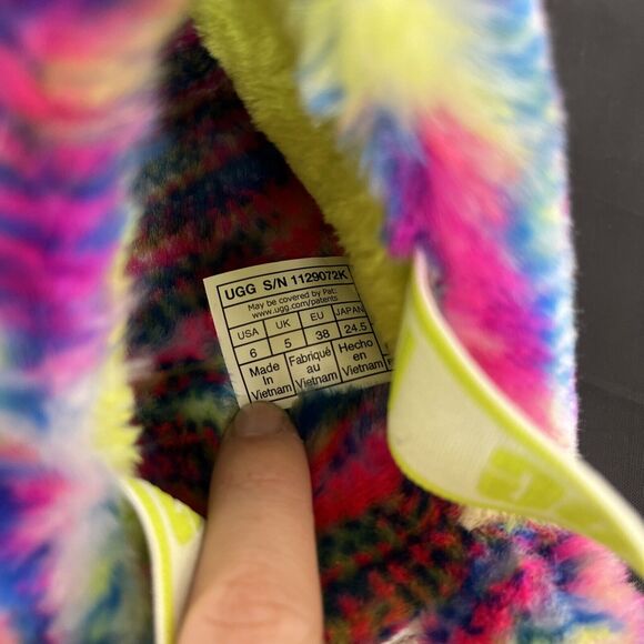 Ugg Fluff Yeah Pixelate 1125007K Youth Slides Size Y-6 Slipper Benefits Charity - Picture 12 of 14